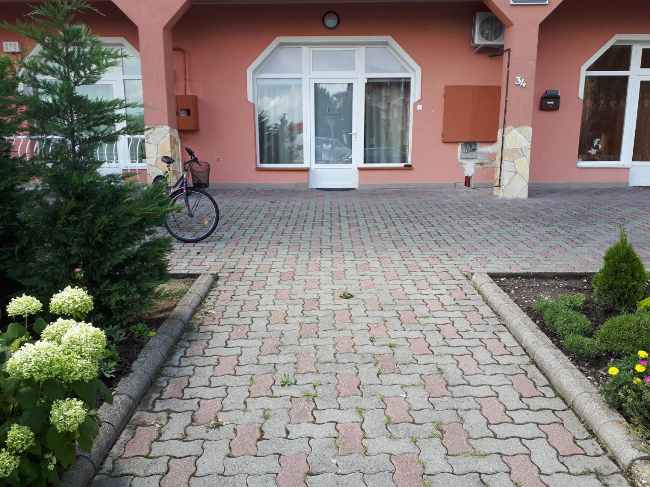 Kertvarosi Apartman Tiszaújváros Exterior foto