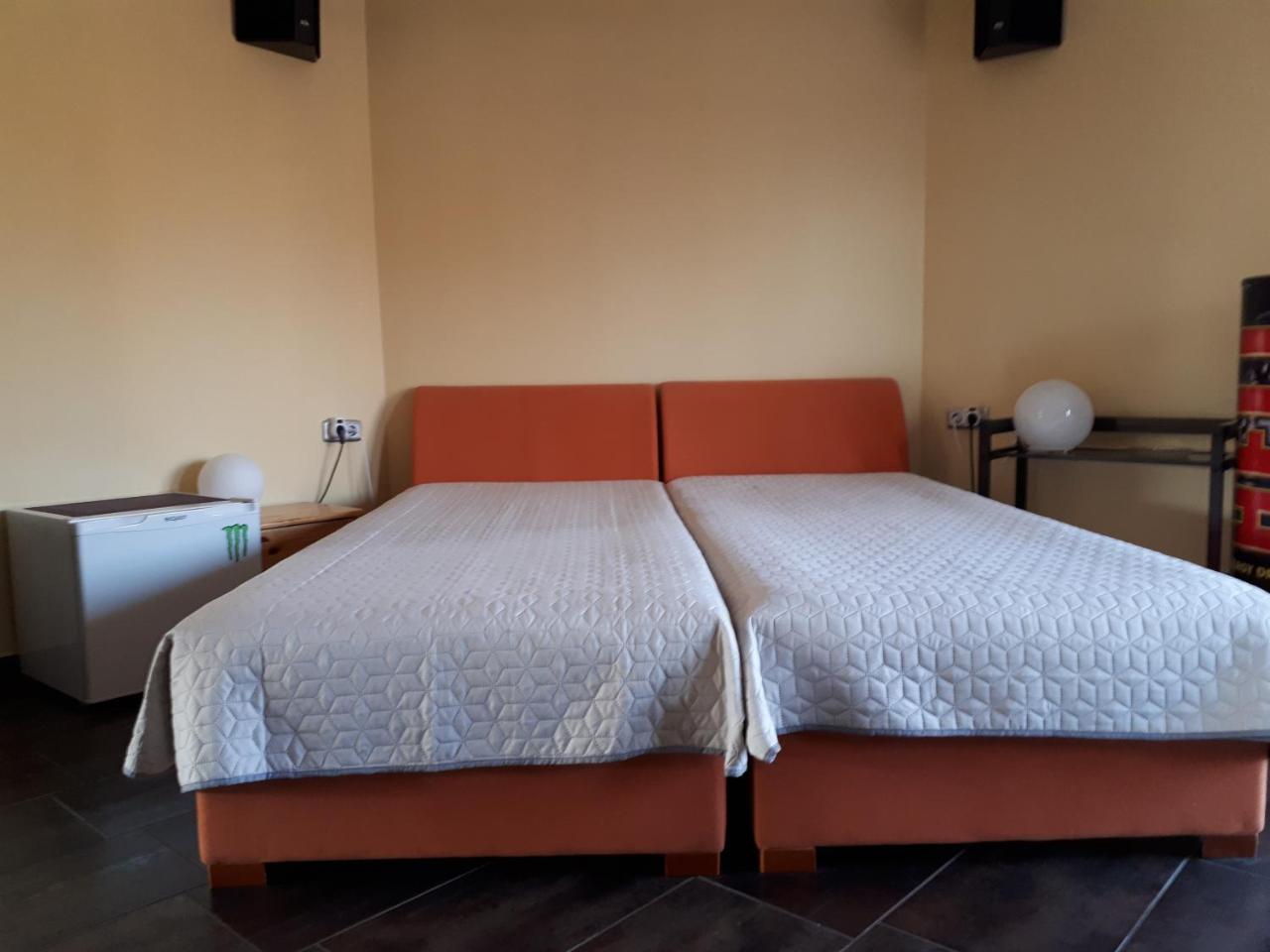 Kertvarosi Apartman Tiszaújváros Exterior foto