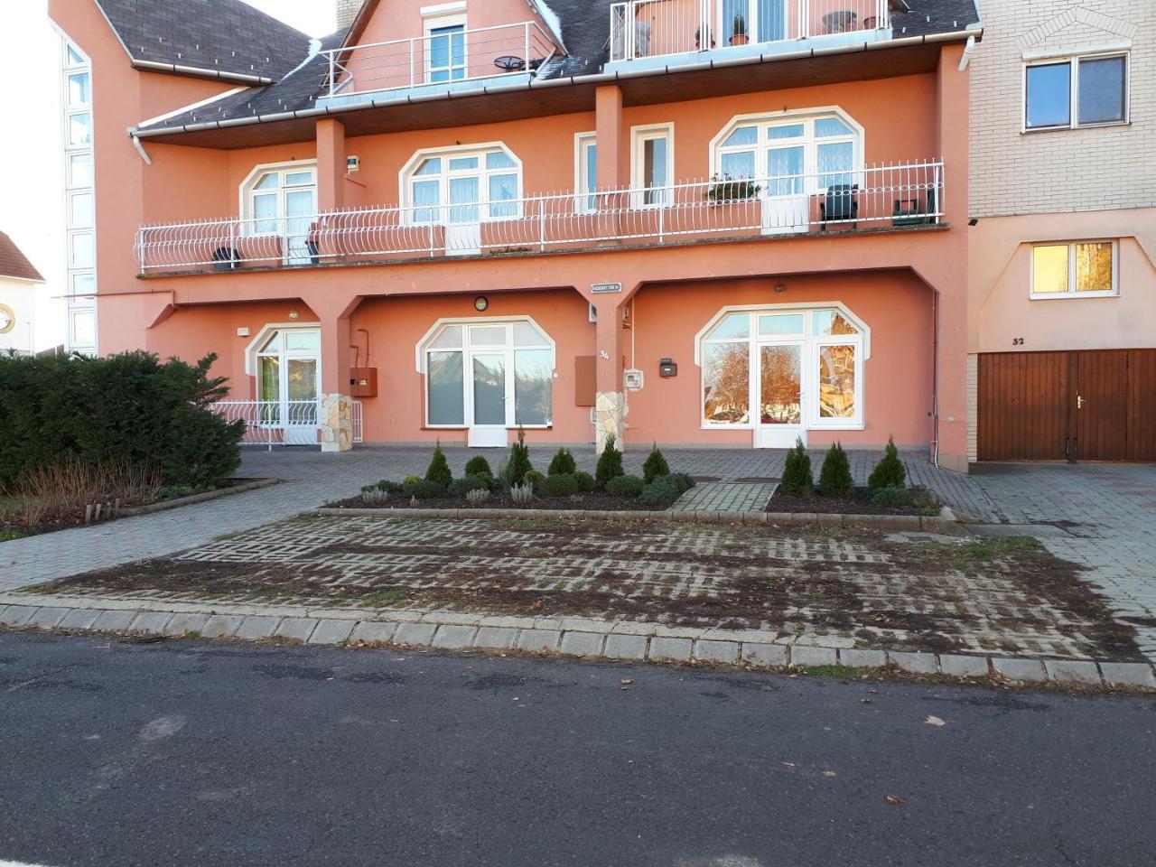 Kertvarosi Apartman Tiszaújváros Exterior foto