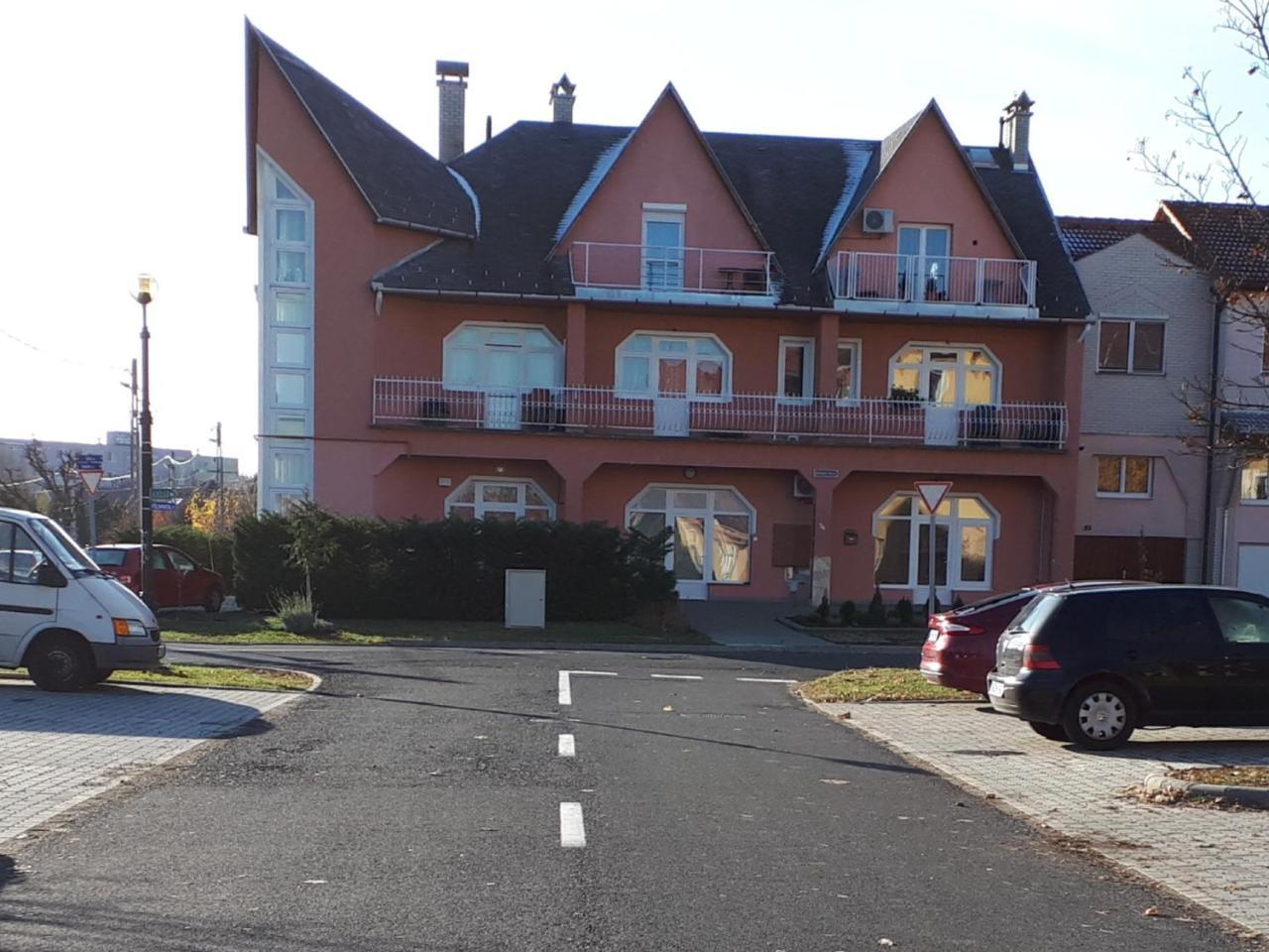 Kertvarosi Apartman Tiszaújváros Exterior foto